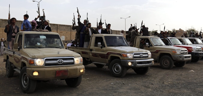 Rebellen die vechten aan de kant van de Houthi's maken zich klaar voor de strijd tegen het Jemenitische leger in Sanaa.