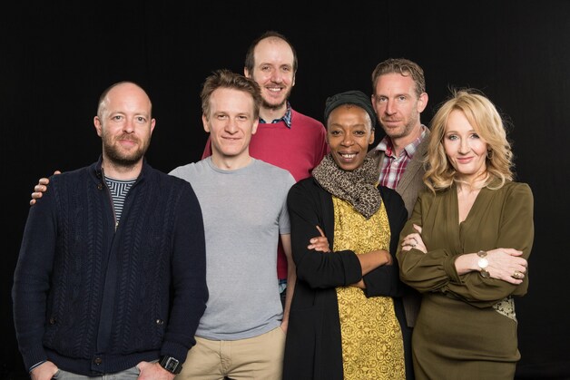 Het team achter het toneelstuk. V.l.n.r. Regisseur John Tiffany, Jamie Parker (Harry Potter), scenarist Jack Thorne, Noma Dumezweni (Hermelien), Paul Thornley (Ron) en J.K. Rowling.