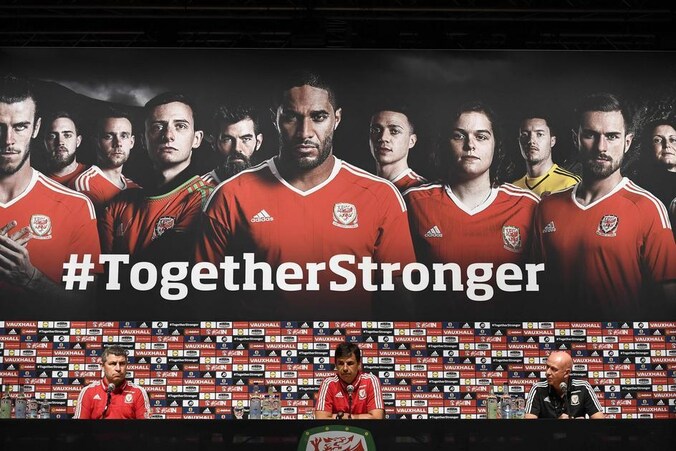 Together stronger. Waar je ook kijkt in het Welshe kamp, mannen staren je op affiches aan