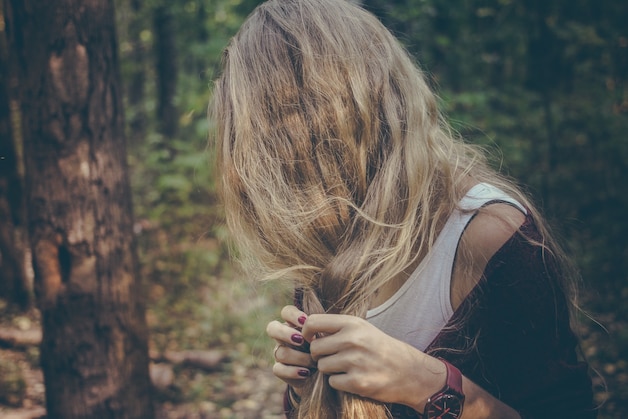 Tip! Je haar vlechten helpt tegen knopen na het headbangen.