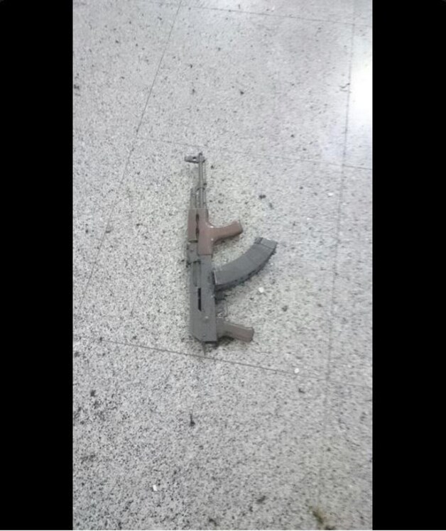 Kalashnikov in de luchthaven.