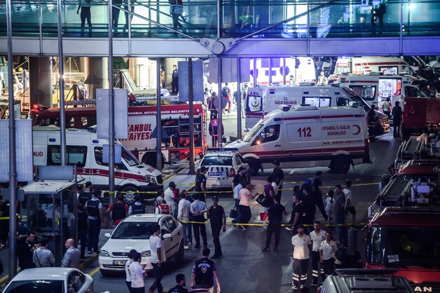 28 juli: drie terroristen openen het vuur en blazen zichzelf op met een bomgordel nabij de internationale terminal van de Atatürk-luchthaven.
