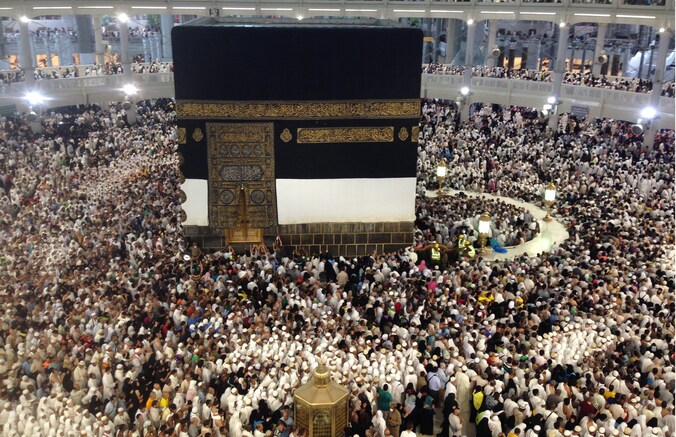 Moslim pelgrims lopen rond de Kaaba bij de Masjid al-Haram moskee in Mekka.