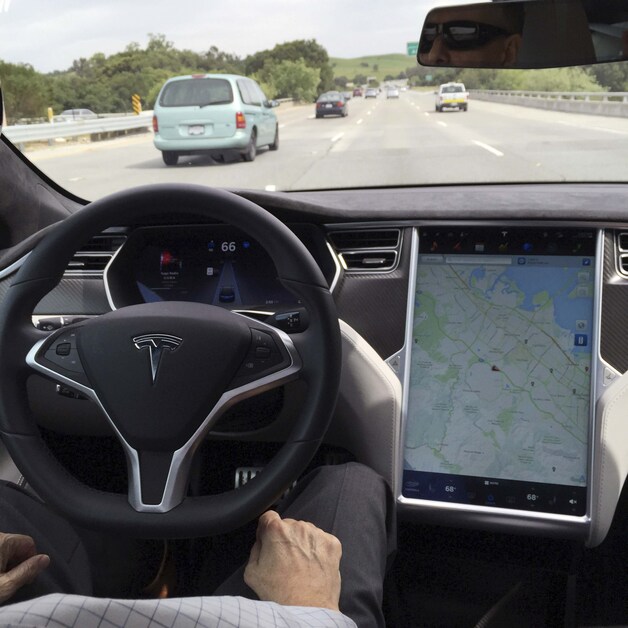 Het interieur van een Tesla Model S in Autopilot-modus.