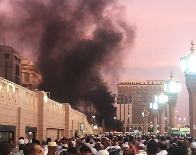 Een mensenzee bij de explosie in Medina, Saoedi-Arabië op maandag 4 juli.