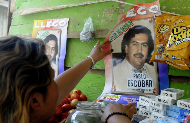 Een reclameposter voor een stickeralbum met plaatjes van Pablo Escobar (1949-1993). Veel arme Colombianen zien Escobar nog steeds als een held, een soort Robin Hood-figuur.