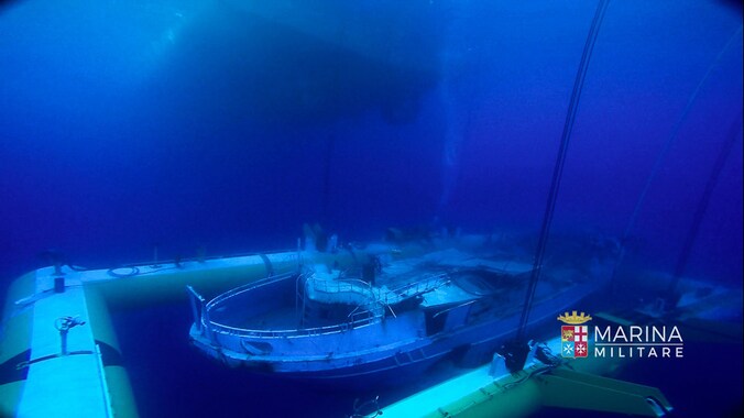 De Italiaanse marine verspreidde deze foto van het gezonken schip toen het nog op de zeebodem lag.