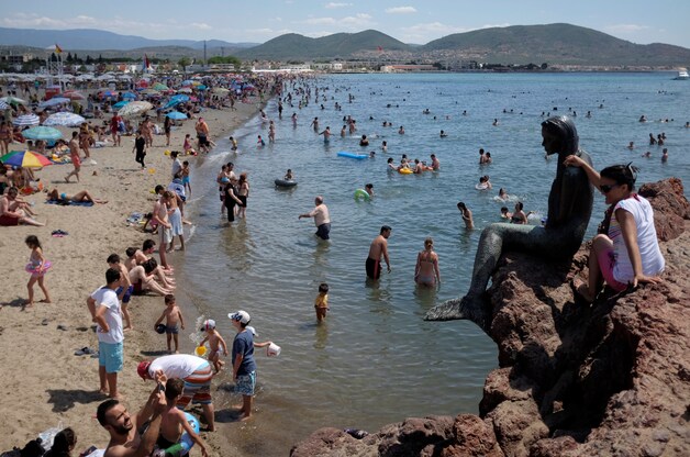 Badgasten op het strand in het Turkse Oren. (archieffoto)