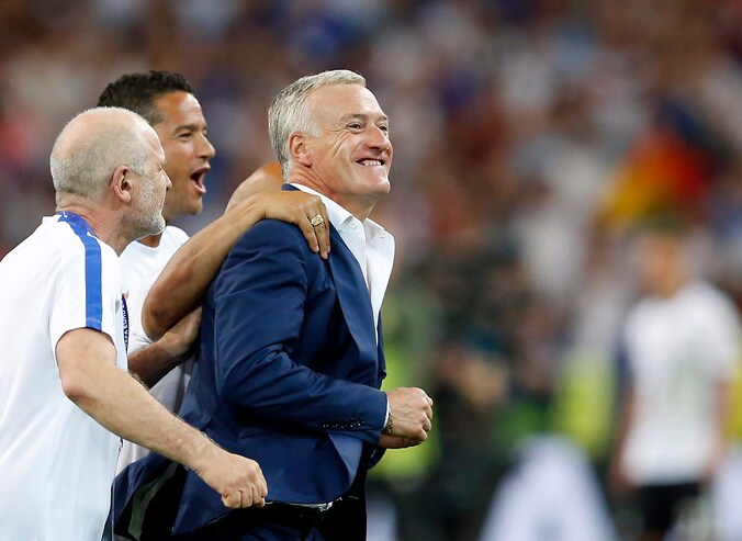 Didier Deschamps viert de kwalificatie voor de finale.