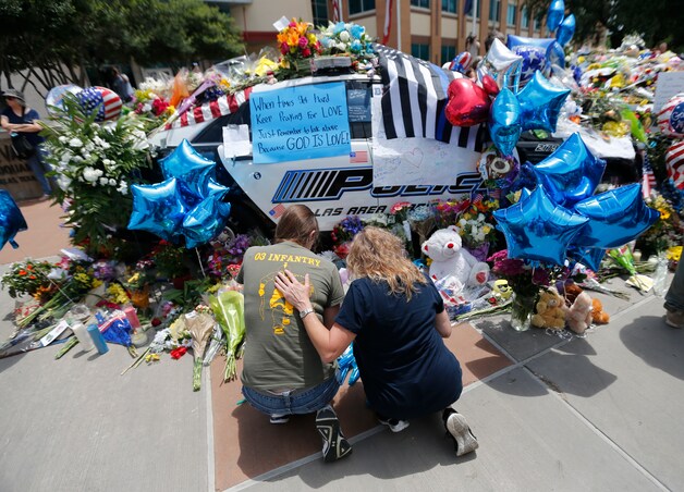 Mensen brengen bloemen naar het hoofdkwartier van de politie in Dallas.