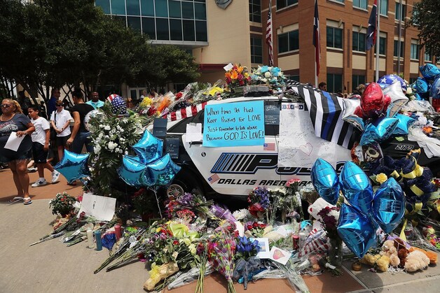 Bloemen en brieven bij het hoofdbureau van de politie in Dallas.