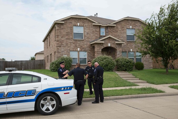 De politie in overleg voor het huis van schutter Micah Johnson, in Mesquite, Texas.