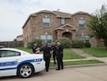 De politie in overleg voor het huis van schutter Micah Johnson, in Mesquite, Texas.