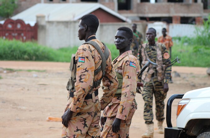 Zuid-Soedanese politieagenten en soldaten in Juba.