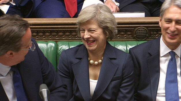 Cameron zat in het Lagerhuis naast zijn opvolgster, Theresa May.