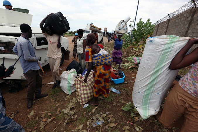 Dorpelingen worden door missies van de Verenigde Naties naar een VN-compound in Juba geleid.
