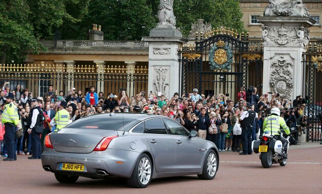 Cameron komt aan op Buckingham Palace om zijn ontslag in te dienen.