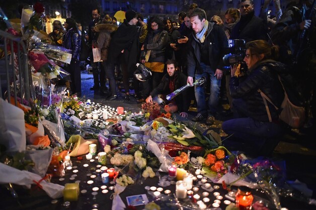 Mensen herdenken de slachtoffers van de aanslag op de Bataclan in Parijs.