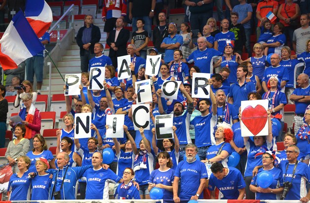 Fans van het Franse Davis Cup-team houden een minuut stilte.