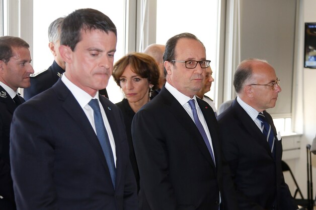 Frans premier Valls (l) met president Hollande en minister Bernard Cazeneuve.