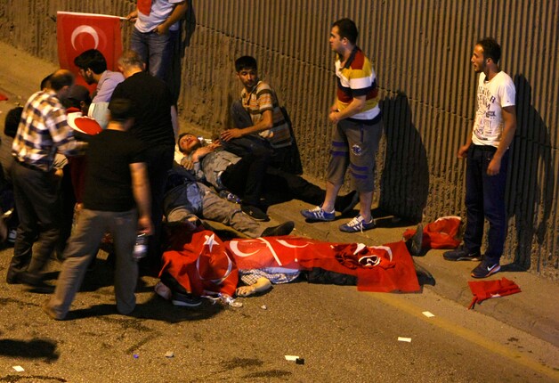Slachtoffers en omstaanders in Ankara.