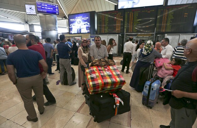 Reizigers in de luchthaven van Istanbul.
