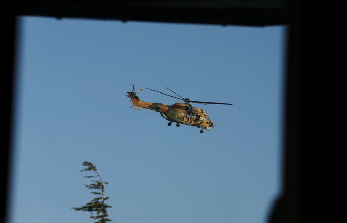 Een Turkse helikopter boven de luchthaven van Istanboel.