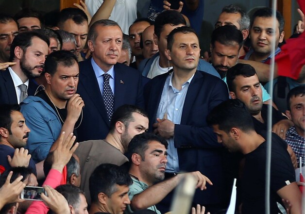 Erdogan vanmorgen aan Ataturk Airport in Istanboel.