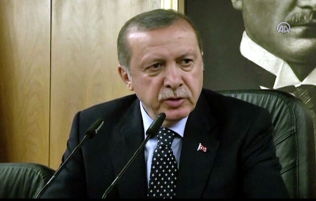 President Erdogan gaf vanochtend een persconferentie in Istanboel. In Turkije en daarbuiten verspreidt zich de theorie dat het leger Erdogan niet poogde te vatten omdat de coup door hemzelf zou in scène gezet zijn.