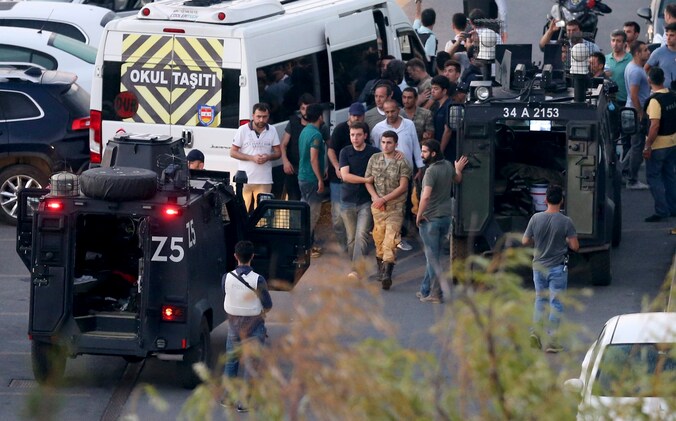 Opstandige militairen worden gearresteerd in Istanbul.