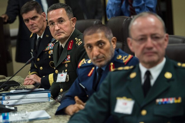Generaal Ozturk (tweede van links).