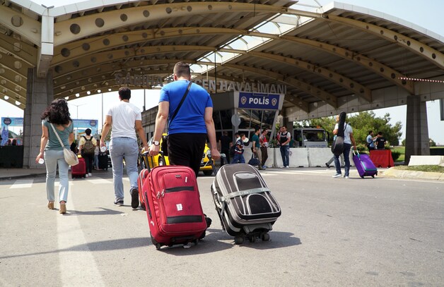 Reizigers op weg naar vliegveld Sabiha Gokcen in Istanboel