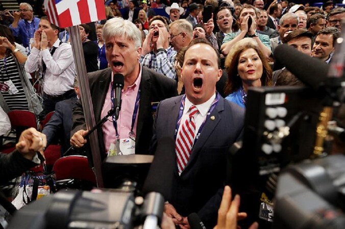 Senator Mike Lee uit Utah (rechts) en ondervoorzitter van de delegatie uit Utah Phill Wright (midden) roepen op tot een aanpassing van de regels