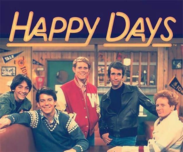 De cast van Happy Days met uiterst links Scott 'Chachi' Baio. Midden staand met lederen vest 'The Fonz', een rol van Henry Winkler.