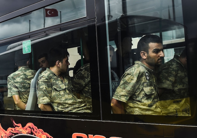 Opgepakte Turkse soldaten in een bus, op 20 juli in Istanboel.