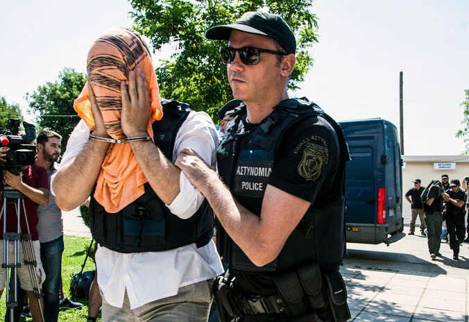 Een Turkse officier wordt op 21 juli naar de rechtbank in Alexandroupolis, in het noorden van Griekenland, overgebracht.