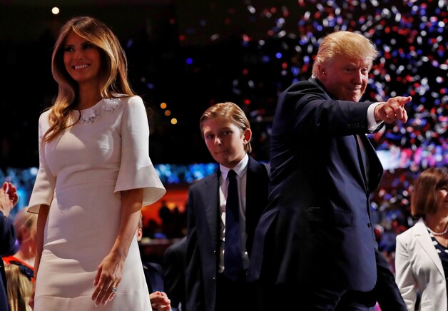 Donald Trump met zijn vrouw Melania en hun zoon Barron, geboren in 2006.