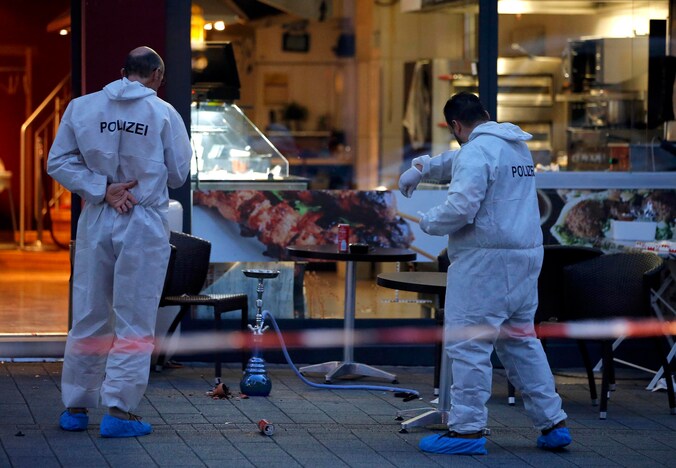 Forensisch onderzoekers op de plaats van het incident.