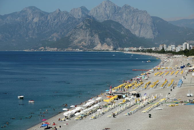 Het strand van Antalya kende al drukkere tijden.