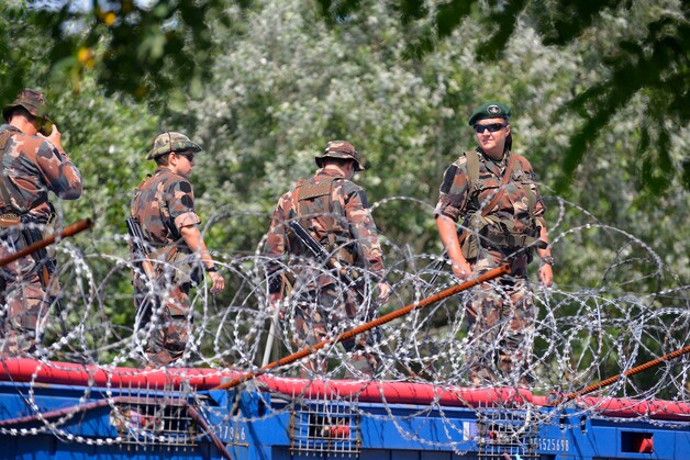 Hongaarse militairen aan het grenshek aan de Hongaars-Servische grens.