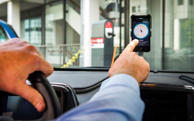 Deze taxichauffeur aanvaardt een aanvraag van een klant.