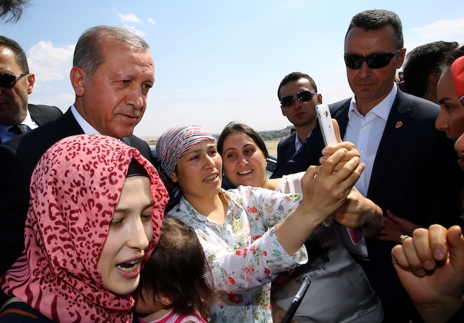 President Erdogan poseert voor selfies tijdens zijn bezoek aan het hoofdkwartier van de speciale politie-eenheden in Ankara.