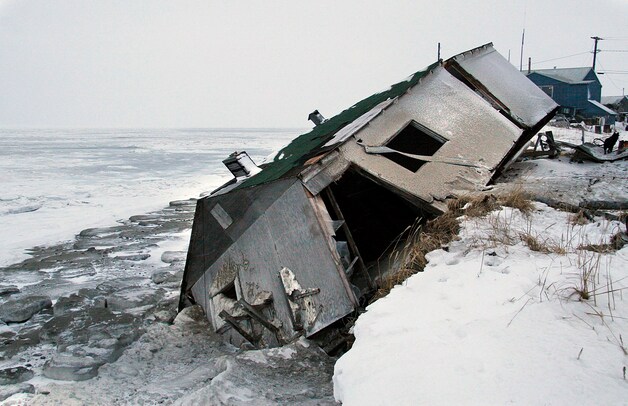 Een verlaten huis in Shishmaref stortte van een klif na een zware storm in 2005.