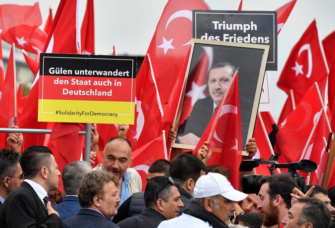 Tienduizenden aanhangers van Erdogan betoogden op 31 juli in de Duitse stad Keulen. Zij zien de prediker Fethullah Gülen als de verantwoordelijke voor de mislukte coup, iets hij wat hij stellig ontkent.