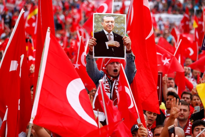Duizenden Duitse Turken kwamen twee weken na de mislukte staatsgreep in Turkije de straat op in Keulen voor een pro-Erdoganbetoging.