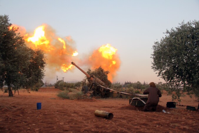 Rebellen van Ajnad Al-Sham schieten op soldaten van het Syrische regime in Aleppo.