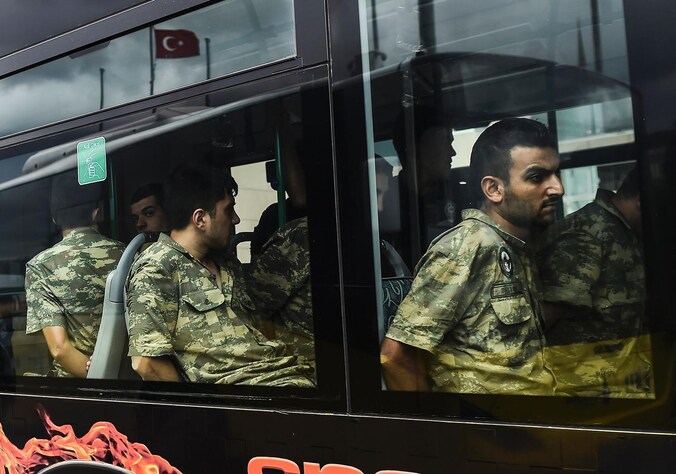 Turkse soldaten die eerder werden gearresteerd