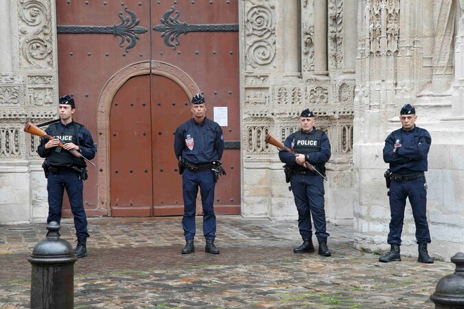 Agenten in Saint-Etienne-du-Rouvray.