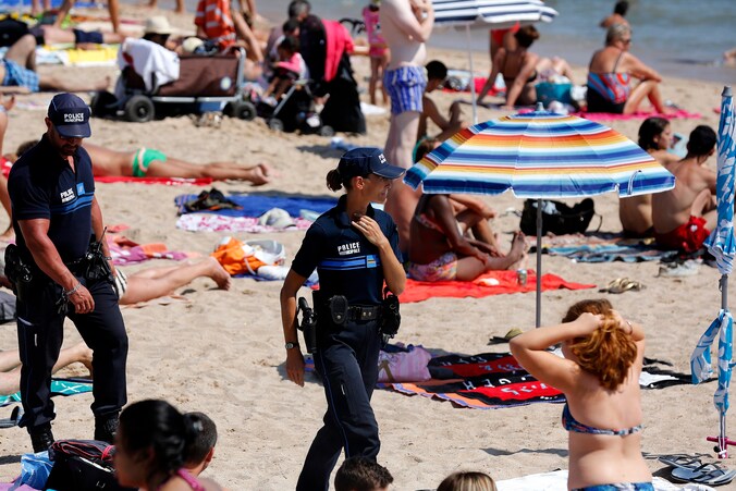 Politiepatrouille op het strand van Cannes.