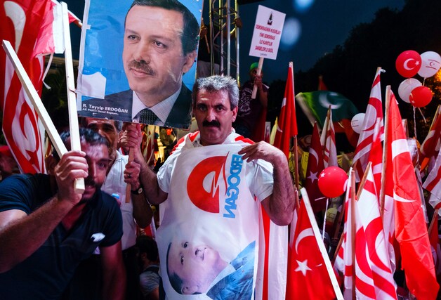 Aanhangers betuigen hun steun aan Erdogan na de mislukte staatsgreep.